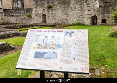 Abbaye de Whalley dans la vallée de Ribble, Lancashire, ruines d'abbaye et terrain et panneau d'information, Angleterre, Royaume-Uni Banque D'Images