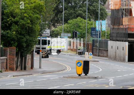 Salisbury, Wiltshire, Royaume-Uni. 3rd août 2022. Experts en élimination de bombes avec robot télécommandé sur la scène d'une alerte à la bombe à l'extérieur des tribunaux de Salisbury, Wilton Road. Crédit : Simon Ward/Alamy Live News Banque D'Images