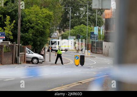 Salisbury, Wiltshire, Royaume-Uni. 3rd août 2022. Experts en élimination de bombes sur la scène d'une alerte à la bombe à l'extérieur des tribunaux de Salisbury, Wilton Road. Crédit : Simon Ward/Alamy Live News Banque D'Images