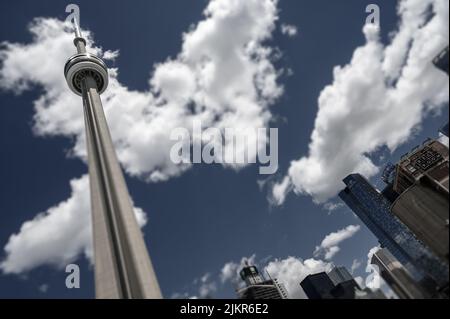 Vue sur l'impressionnante Tour CN depuis le sol près du Centre Rogers, Toronto (Ontario), Canada. Banque D'Images