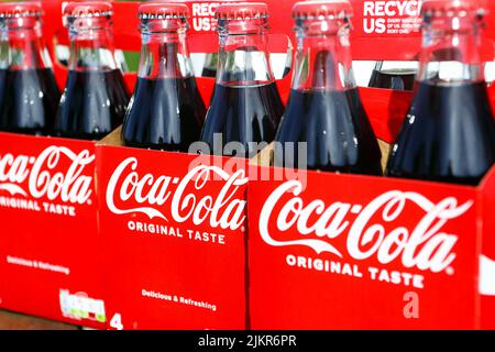 Bouteilles de coke avec Coca-Cola exhortant à recycler, bouteilles, bouchons et contenants en carton Banque D'Images