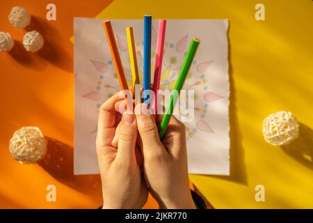 Page de coloriage antistress pour femme. Femme peinture main mandala. Femme peinture mandalas pour combattre le stress. Détente passe-temps bien-être mental et art thérapie. Femme peint le dessin, processus méditatif de colorier les pages. Expression de soi par l'art Banque D'Images