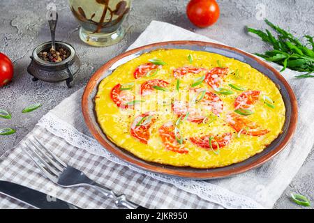 Omelette aux tomates, aux herbes et au fromage râpé. Petit déjeuner facile Banque D'Images