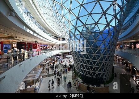 Haikou, province chinoise de Hainan. 23rd juin 2022. Les touristes visitent un centre commercial international hors taxes à Sanya, dans la province de Hainan, au sud de la Chine, à 23 juin 2022. Credit: Guo Cheng/Xinhua/Alamy Live News Banque D'Images