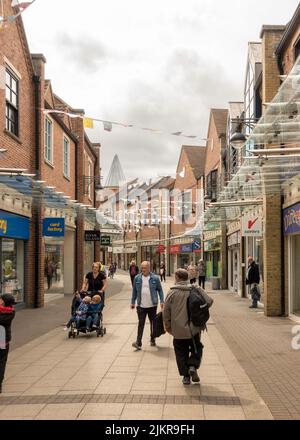 Personnes marchant dans le centre commercial de Wellington Square à Stockton on Tees, Co. Durham, Angleterre, Royaume-Uni Banque D'Images