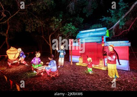 Lanterne du nouvel an chinois. Représentation d'une famille dans un hutong, une rue étroite ou une allée trouvée dans les villes chinoises Banque D'Images