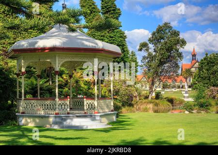 Parc des Jardins du gouvernement à Rotorua, Nouvelle-Zélande. Au premier plan se trouve un groupe historique rotonde, avec l'emblématique musée Rotorua derrière lui Banque D'Images