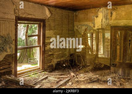 L'intérieur en ruines d'une ferme datant du 19th siècle. Photographié dans l'île du Sud de la Nouvelle-Zélande Banque D'Images