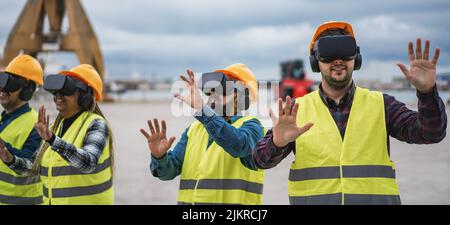 Travailleurs multiraciaux utilisant des micro-casques de réalité virtuelle au port du terminal de fret - concentrez-vous sur le visage de l'homme droit Banque D'Images