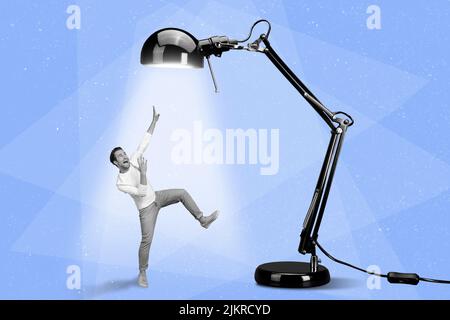 Affiche collage de type sous lampe porter un tissu décontracté isolé sur fond bleu de couleur de peinture Banque D'Images