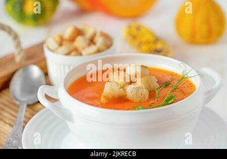 Soupe de potiron avec croûtons. Gros plan Banque D'Images
