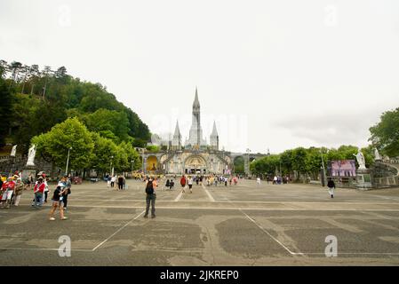 Sanctuaires notre-Dame de Lourdes, site de pèlerinage catholique du Sud de la France. Le Sanctuaire de notre-Dame de Lourdes. Église. Cathédrale. Sanctuaire. Banque D'Images