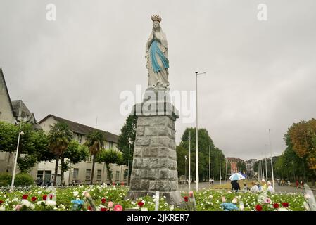 Statue de la Vierge Marie à Lourdes, France. Banque D'Images