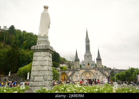 Sanctuaires notre-Dame de Lourdes, site de pèlerinage catholique du Sud de la France. Le Sanctuaire de notre-Dame de Lourdes. Église. Cathédrale. Sanctuaire. Banque D'Images