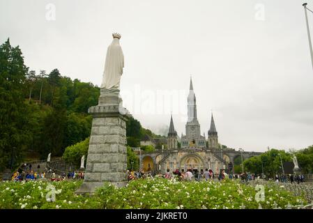 Sanctuaires notre-Dame de Lourdes, site de pèlerinage catholique du Sud de la France. Le Sanctuaire de notre-Dame de Lourdes. Église. Cathédrale. Sanctuaire. Banque D'Images