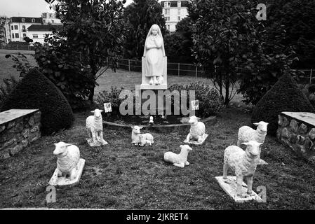 Statue de Bernadette de Lourdes avec moutons/agneaux à Lourdes, France. Banque D'Images