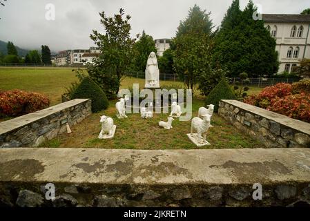 Statue de Bernadette de Lourdes avec moutons/agneaux à Lourdes, France. Banque D'Images