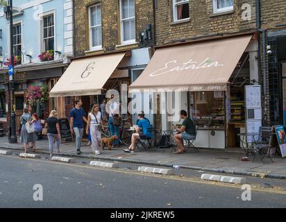 Les gens de l'extérieur et de profiter de rafraîchissements assis aux tables de trottoir devant le café et delicatessen d'Eatalia. Bermondsey Street, Londres, Angleterre, Royaume-Uni. Banque D'Images