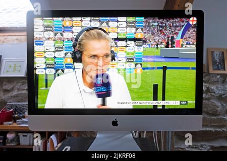 Sarina Wiegman, entraîneure de football féminine d'Angleterre Lioness, interviewée à l'écran au stade de Wembley après avoir gagné contre l'Allemagne 31 juillet 2022 Londres Royaume-Uni Banque D'Images