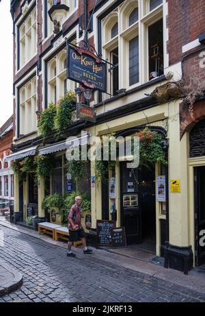 The Old King's Head, pub traditionnel à l'ancienne à King's Yard, Londres, Angleterre, Royaume-Uni Banque D'Images