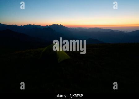 Tente au sommet d'une montagne (pic du Cabaliros) dans le Parc National des Pyrénées. Hautes-Pyrénées. France. Camping au sommet d'une montagne au coucher du soleil. Bivouac. Banque D'Images