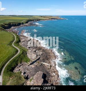 point de cullernose de la poupe grondante vers le château de dunstanburgh vue élevée Banque D'Images