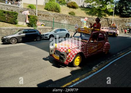 Le défilé de célébration - 2022 Tour de France (étape 18 : Lourdes > Hautacam), les Coconou Citroën 2CV caravanes de pré-course passent par Lourdes, France. Banque D'Images