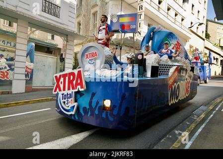 Le défilé de célébration, début du Tour de France 2022 (étape 18 : Lourdes > Hautacam), les caravanes de pré-course XTRA traversent Lourdes, France. Banque D'Images