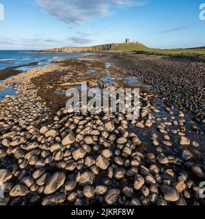 Château de Dunstanburgh du nord en soirée, vue en hauteur Banque D'Images