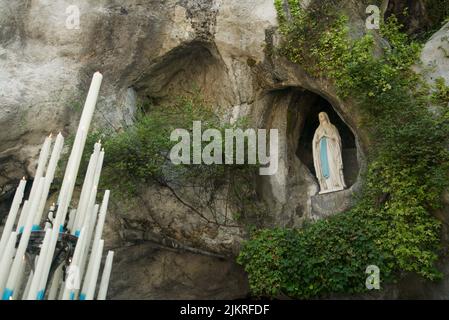 Grotte de Massabielle (Grotte des apparitions) aux sanctuaires notre-Dame de Lourdes (Sanctuaire de notre-Dame de Lourdes) statue de la Vierge Marie à la Grotte Banque D'Images