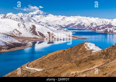 Le lac Yamdrok est un lac d'eau douce situé dans le comté de Nangartse, préfecture de Shannan, à environ 170 km (110 mi) au sud-ouest de Lhassa, capitale du Tibet en Chine Banque D'Images