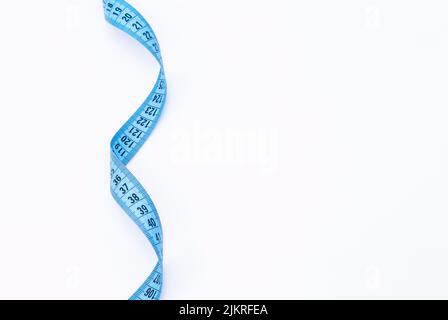 La photo montre une bande bleue de mesure isolée sur fond blanc Banque D'Images