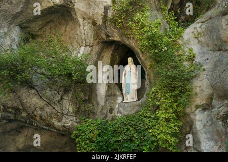 Grotte de Massabielle (Grotte des apparitions) aux sanctuaires notre-Dame de Lourdes (Sanctuaire de notre-Dame de Lourdes) statue de la Vierge Marie à la Grotte Banque D'Images