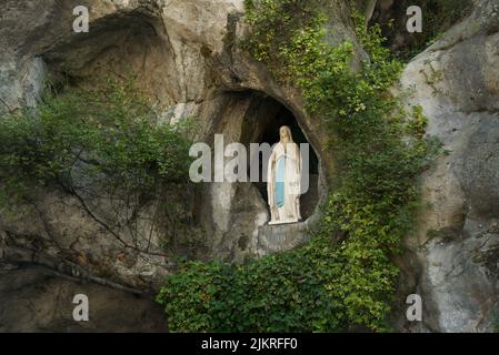 Grotte de Massabielle (Grotte des apparitions) aux sanctuaires notre-Dame de Lourdes (Sanctuaire de notre-Dame de Lourdes) statue de la Vierge Marie à la Grotte Banque D'Images