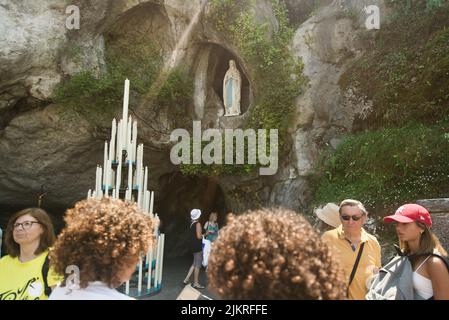 Grotte de Massabielle (Grotte des apparitions) aux sanctuaires notre-Dame de Lourdes (Sanctuaire de notre-Dame de Lourdes) statue de la Vierge Marie à la Grotte Banque D'Images