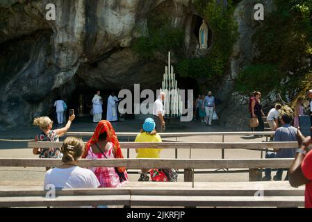 Grotte de Massabielle (Grotte des apparitions) aux sanctuaires notre-Dame de Lourdes (Sanctuaire de notre-Dame de Lourdes) statue de la Vierge Marie à la Grotte Banque D'Images