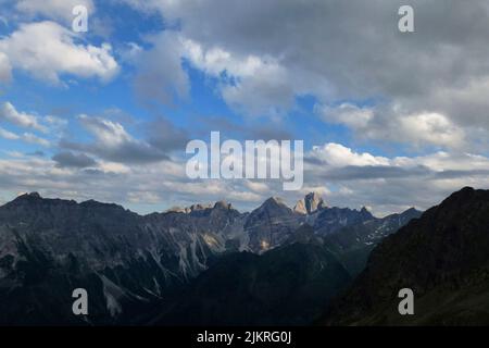 Tribulaun groupe de montagnes du sentier de randonnée de haute altitude de Stubai, tour 8 dans le Tyrol, Autriche Banque D'Images