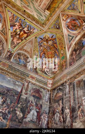 Fresques dans le mur et le plafond de l'une des salles Rafael dans les musées du Vatican Banque D'Images