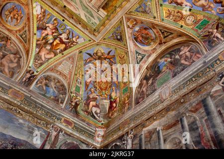 Fresques au plafond de l'une des salles Rafael, musées du Vatican Banque D'Images