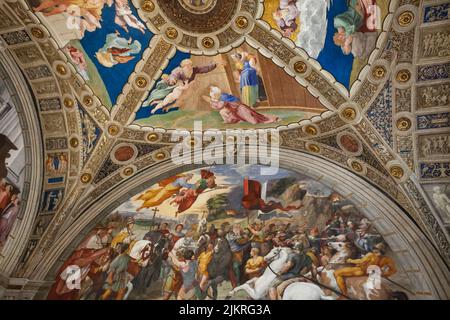 Fresques dans le mur et le plafond de l'une des salles Rafael dans les musées du Vatican Banque D'Images