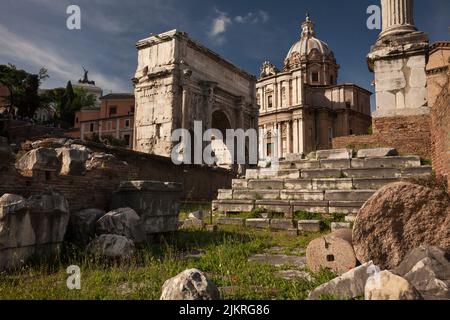 Arche de Septimius Severus dans le Forum romain avec l'église de Santi Luca e Martina en arrière-plan Banque D'Images