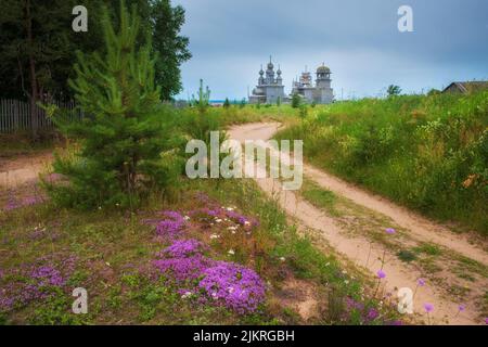 Ancien village de Poméranie de Vorzogory, dans la région d'Arkhangelsk, où il y a un tee en bois unique. Il se compose de l'église Saint-Nicolas 1636, t Banque D'Images