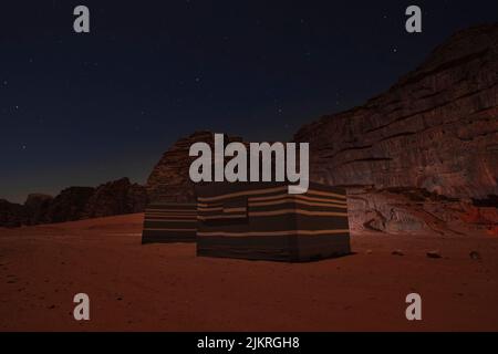 Tente camping dans le désert de Wadi Rum en Jordanie nuit Banque D'Images