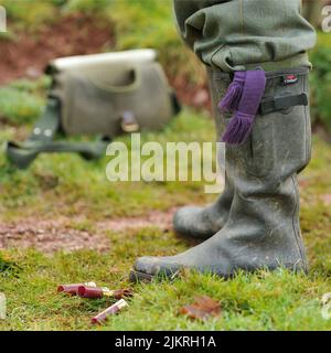 gros plan des bottes de chasseurs sur une pousse de faisan Banque D'Images