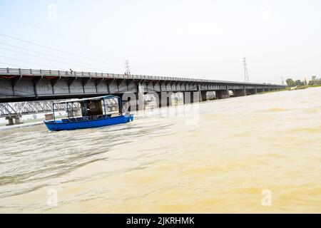 Ganga comme on l'a vu dans Garh Mukteshwar, Uttar Pradesh, Inde, le fleuve Ganga est considéré comme le fleuve le plus sacré pour les Hindous, Une vue de Garh Ganga Brij ghat whi Banque D'Images