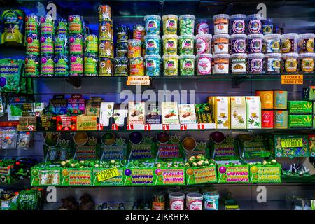 Amsterdam, pays-Bas - 16 novembre 2021 : barres chocolatées avec marijuana et cannabis à vendre dans un magasin d'Amsterdam Banque D'Images