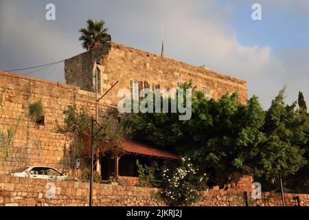 Une maison dans la ville libanaise de byblos au coucher du soleil. Banque D'Images