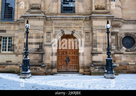 Entrée sud à l'Université d'Édimbourg McEwan Hall, avec un tapis de neige, Bristo Square, Southside, Édimbourg, Écosse, ROYAUME-UNI Banque D'Images