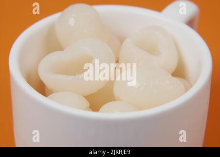 fruits de longans dans une tasse blanche sur la table Banque D'Images