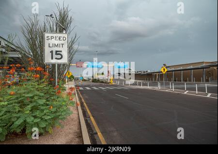 Des panneaux de direction s'affichent à l'aéroport de Tucson Banque D'Images